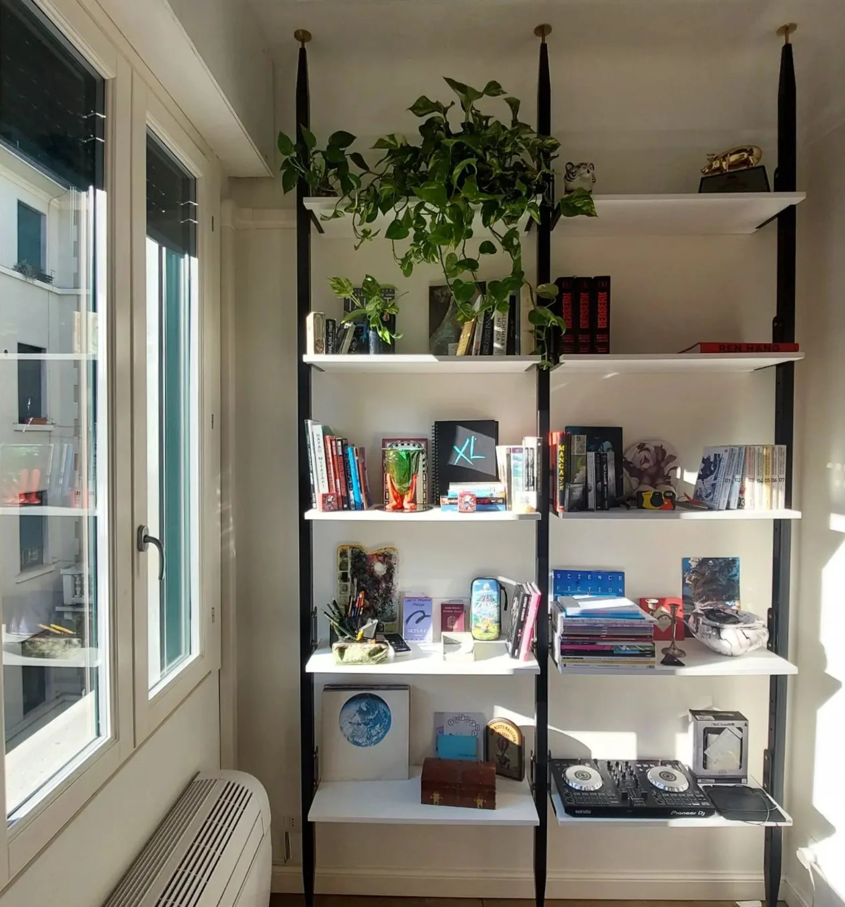 Libreria a parete in stile minimal -Flip bianca e nera