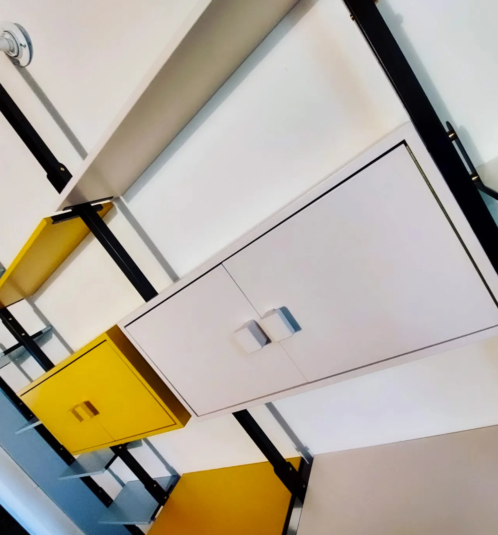 Flip-negozio-giallo-azzurro-mobile-arredamento-parete