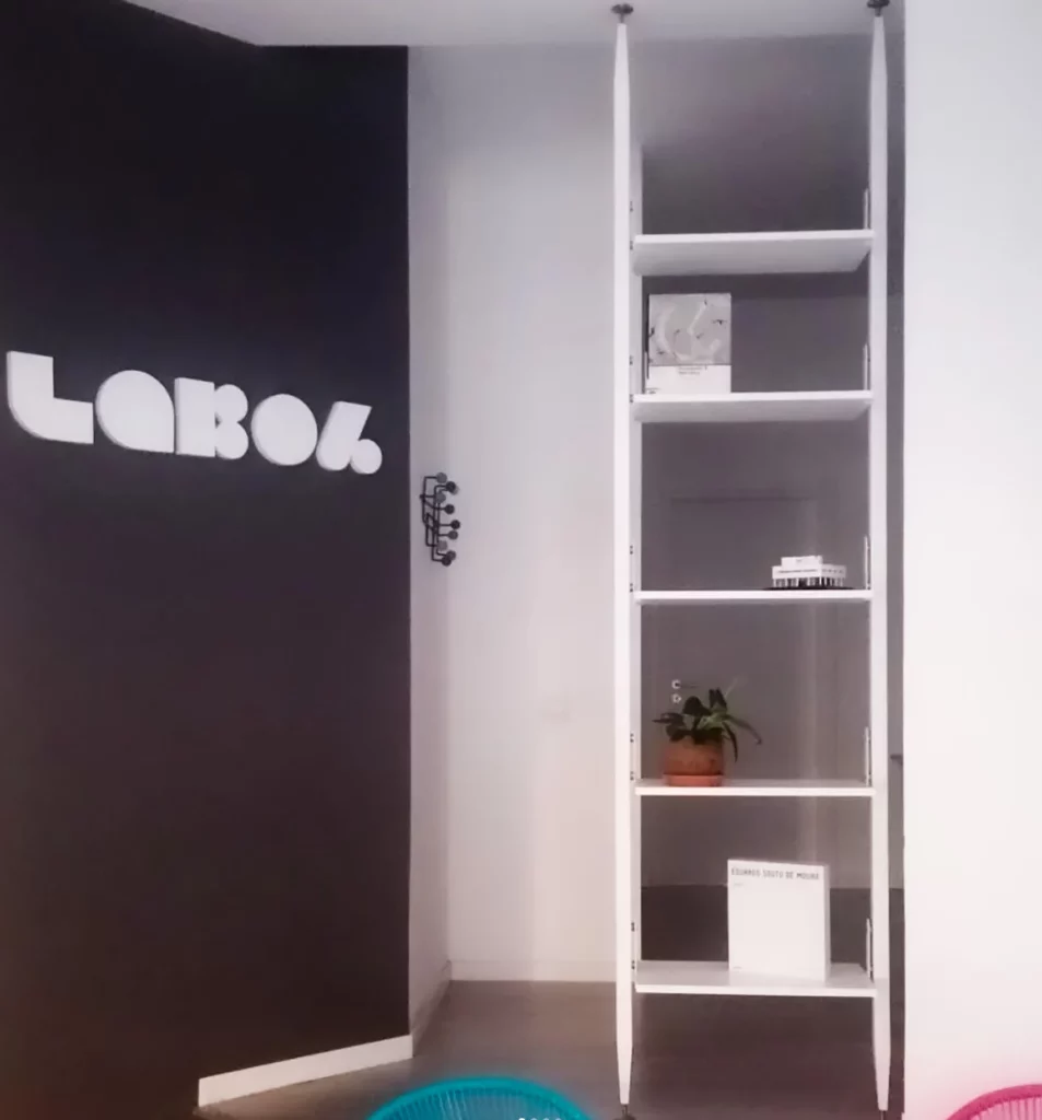 Ufficio open space con libreria Flip utilizzata come mobile divisorio per separare gli ambienti