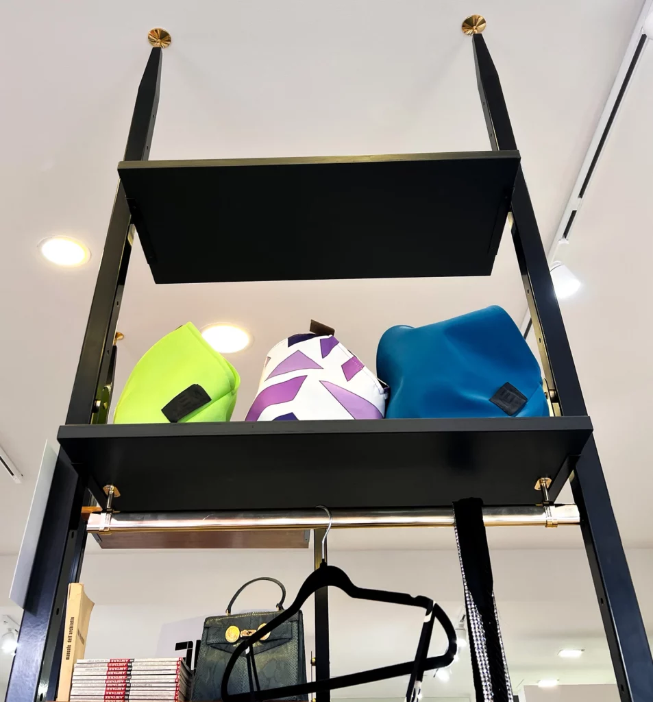 FLIP crea un percorso di vendita per i consumatori. Idee di arredamento per negozi e ristoranti