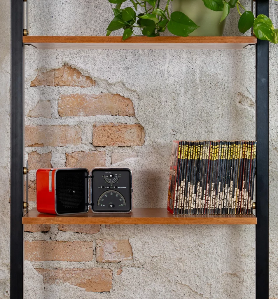 Libreria Flip in stile industrial con radio Brionvega e fumetti Dylan Dog