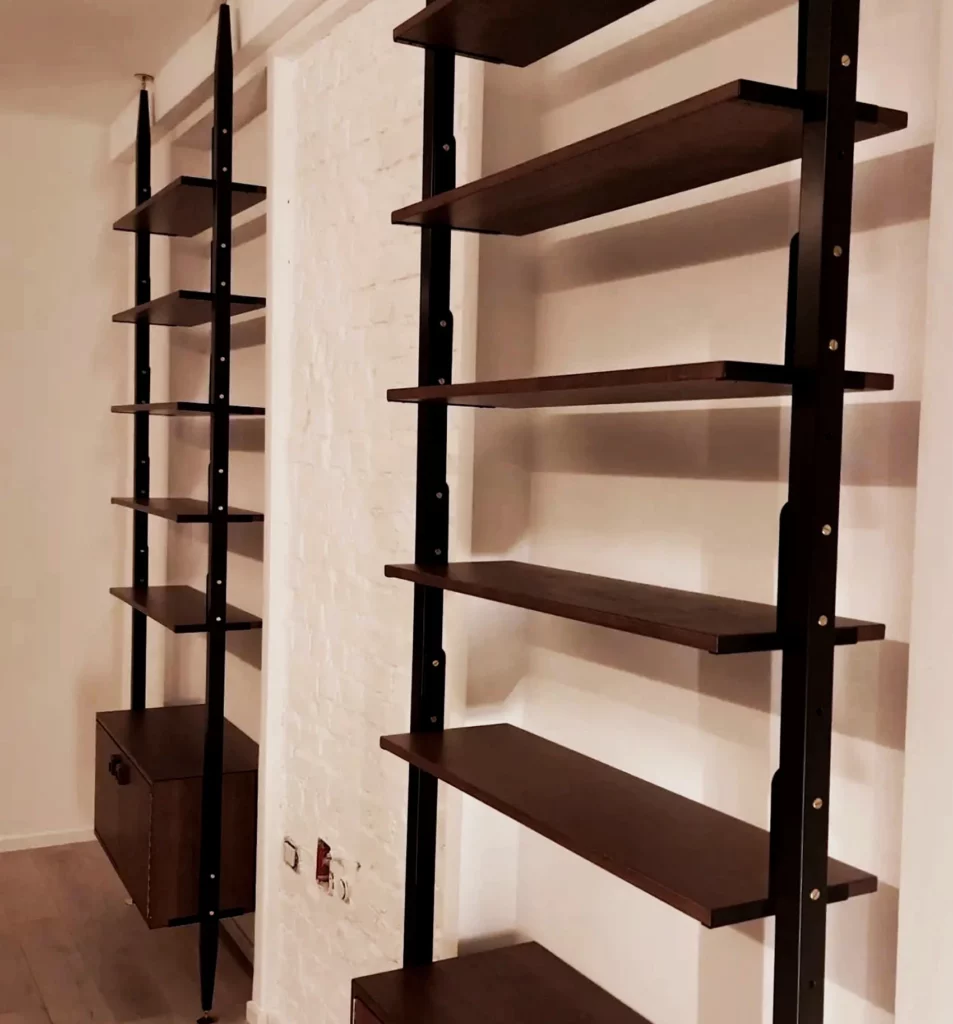 Sistema modulare di arredamento in stile industrial con 2 mobili scaffali e armadietto ad ante